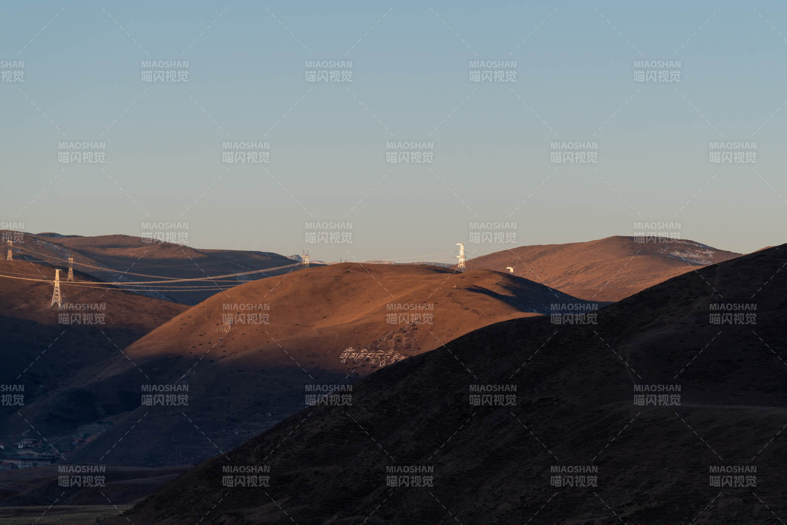 山丘上的风力发电机图片