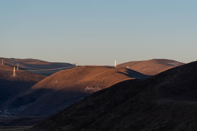 山丘上的风力发电机图片