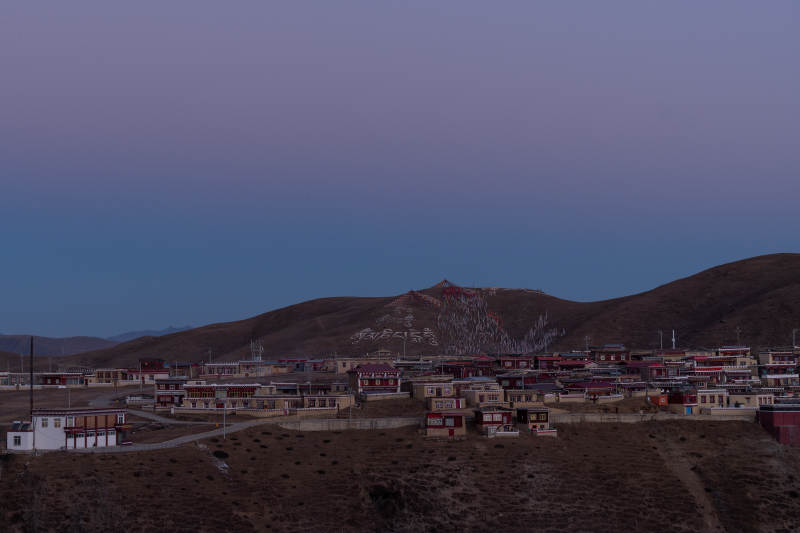 高原小镇暮色图片