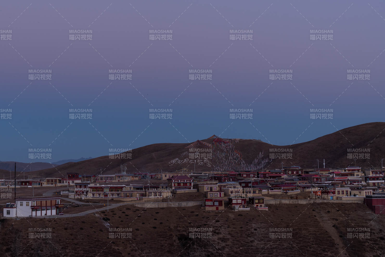 高原小镇暮色图片