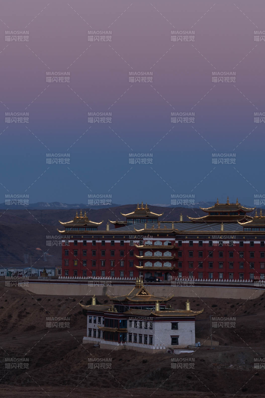 高原上的寺庙图片