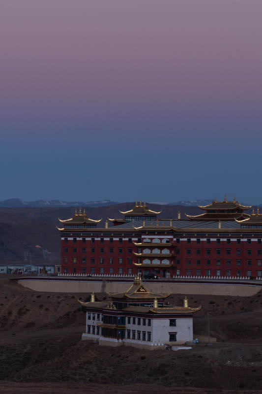 高原上的寺庙图片