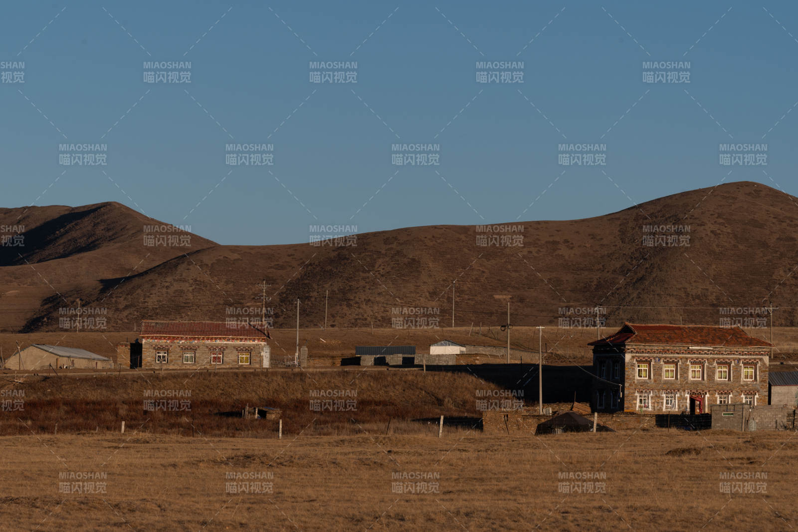 荒原上的小屋图片