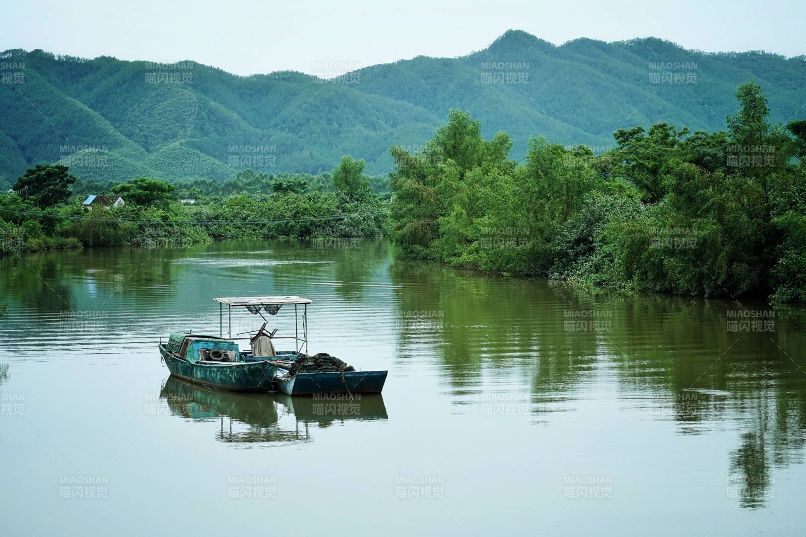 台山山水间的小船图片