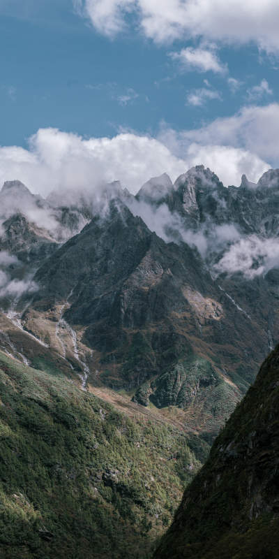 云雾缭绕山峰图片