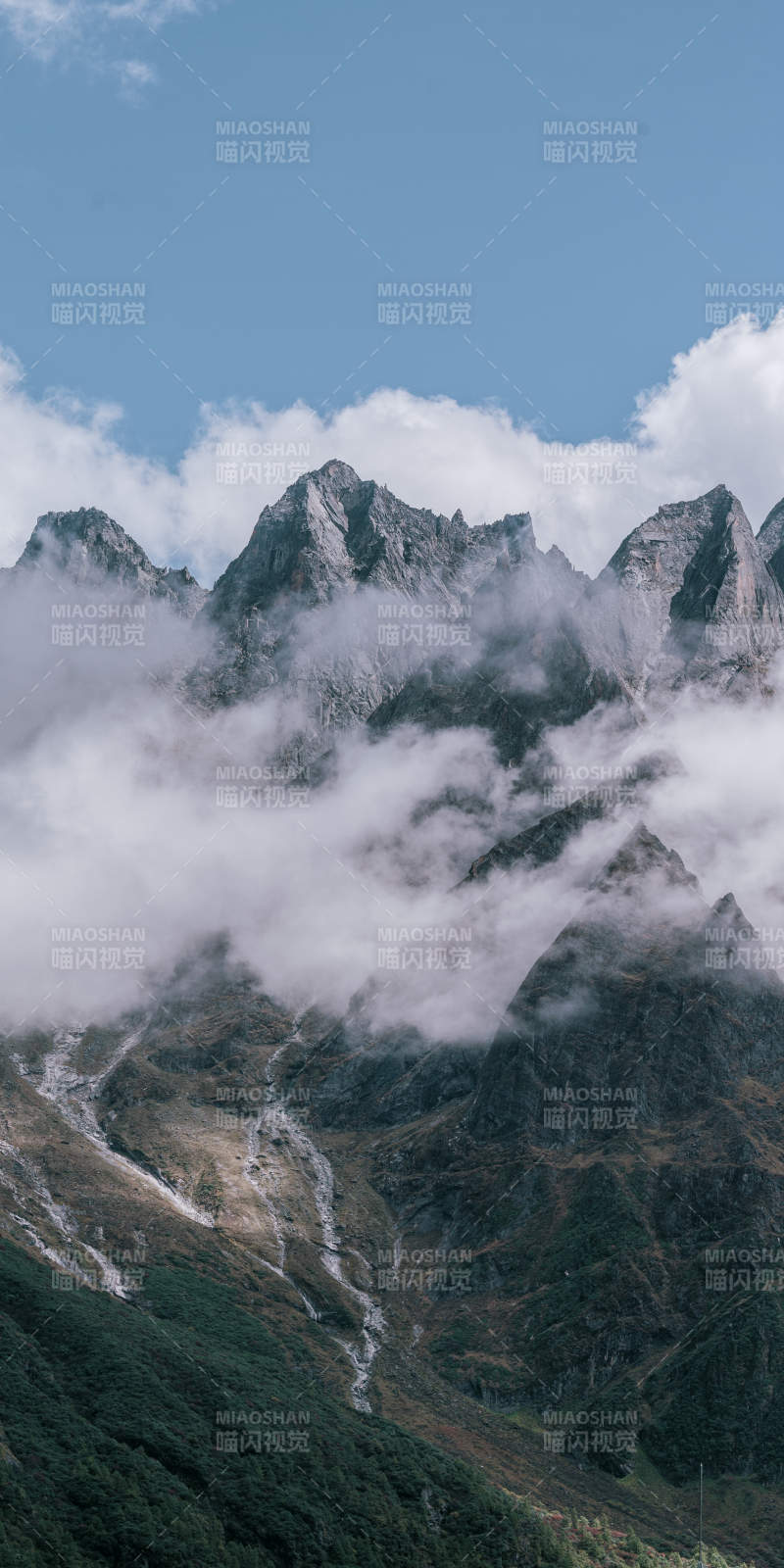 云雾缭绕山峰图片