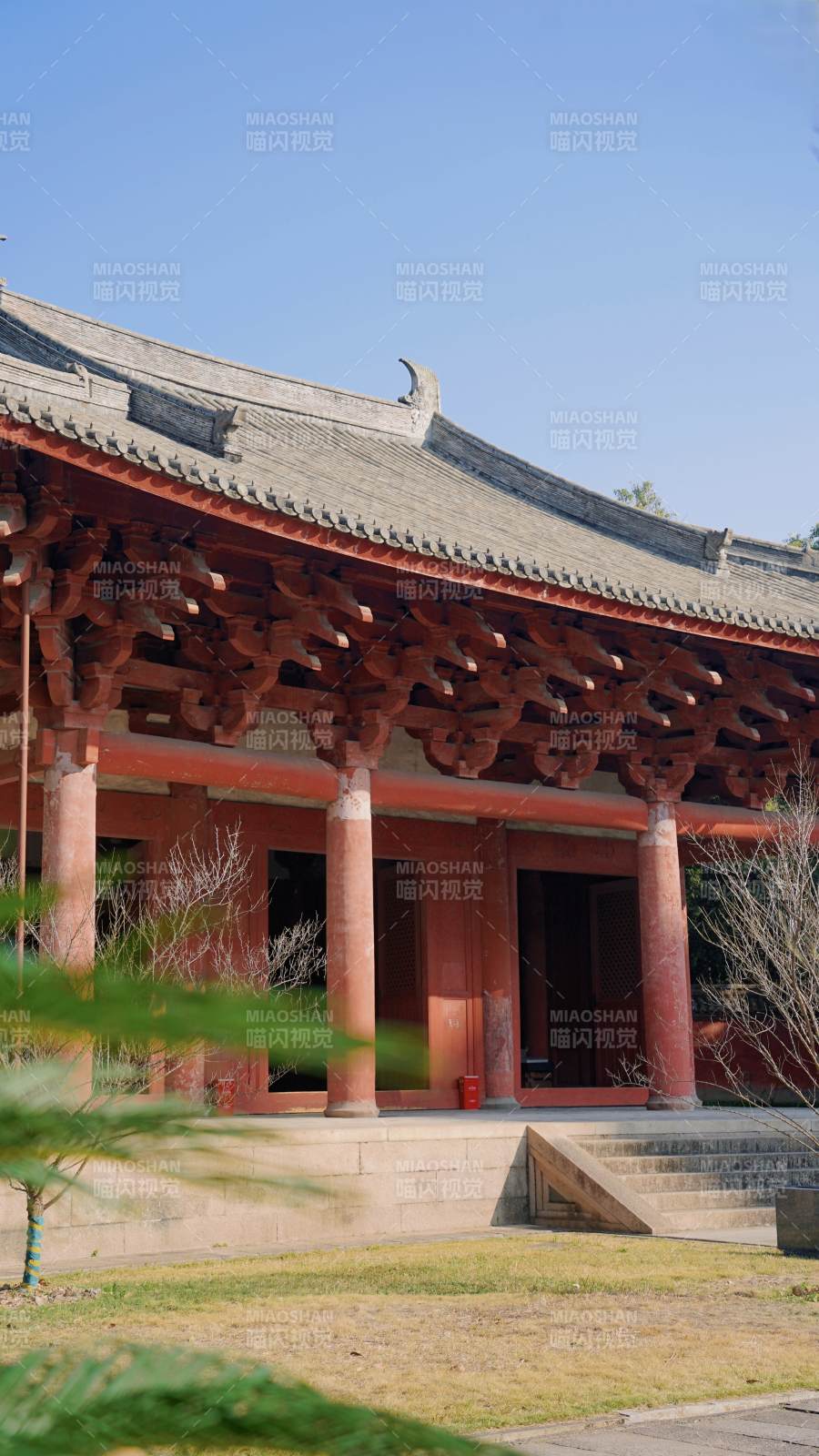 古寺飞檐映晴空图片