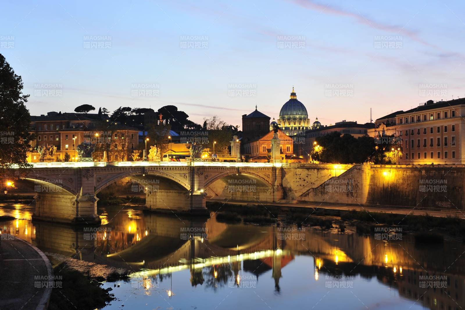 罗马夜景桥影图片