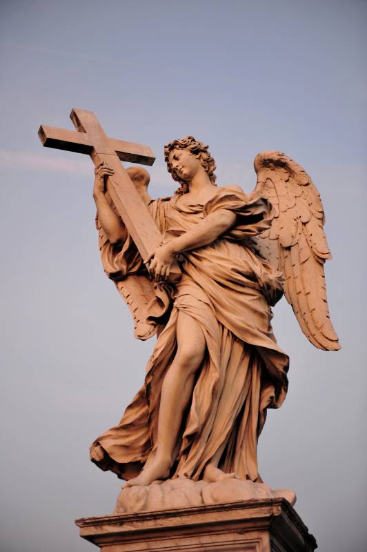意大利 梵蒂冈 天使持十字架雕塑图片