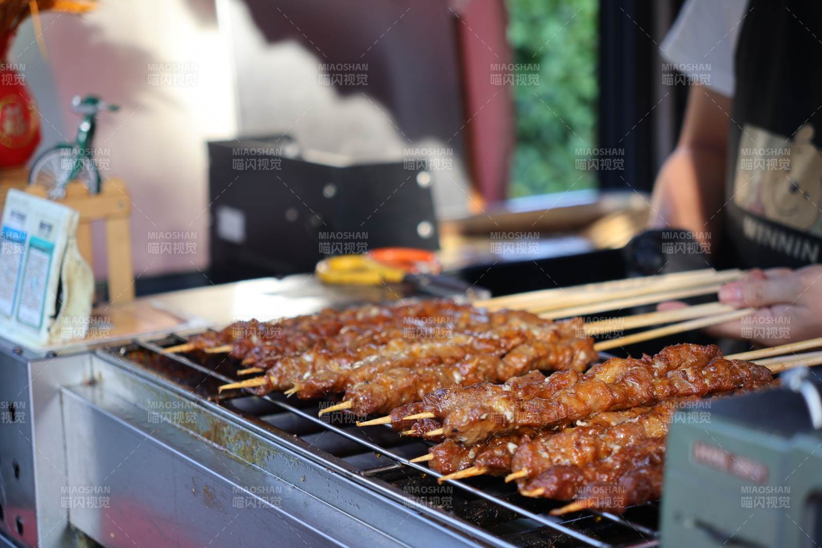 烤肉串香飘四溢图片