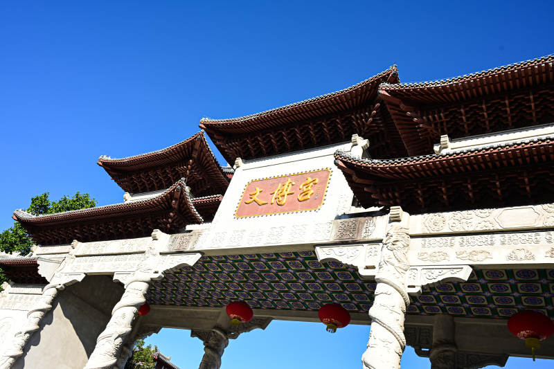 阳光下的深圳文博宫中式古建筑牌坊景观图片