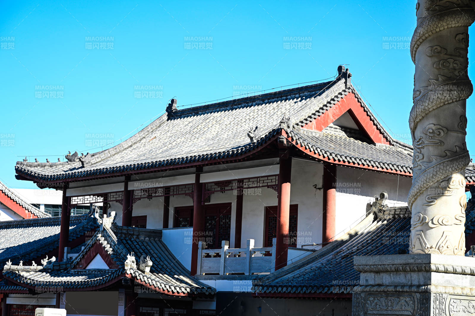 深圳文博宫蓝天白云下的古建筑屋顶图片