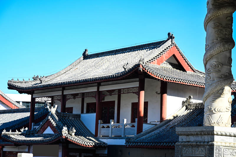 深圳文博宫蓝天白云下的古建筑屋顶图片