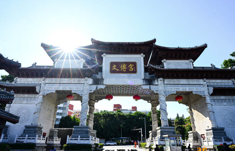 阳光下的深圳文博宫中式古建筑牌坊景观图片