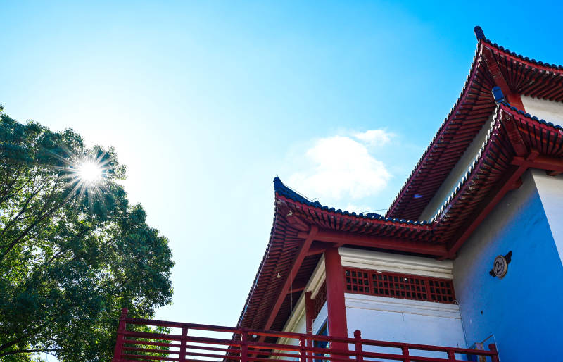 蓝天白云下的深圳文博宫古建筑屋檐特写图片