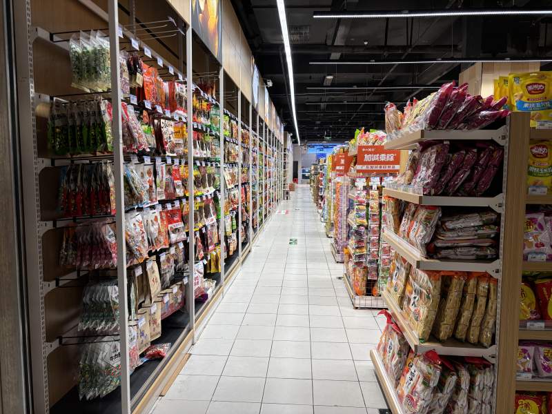 超市零食区一览图片