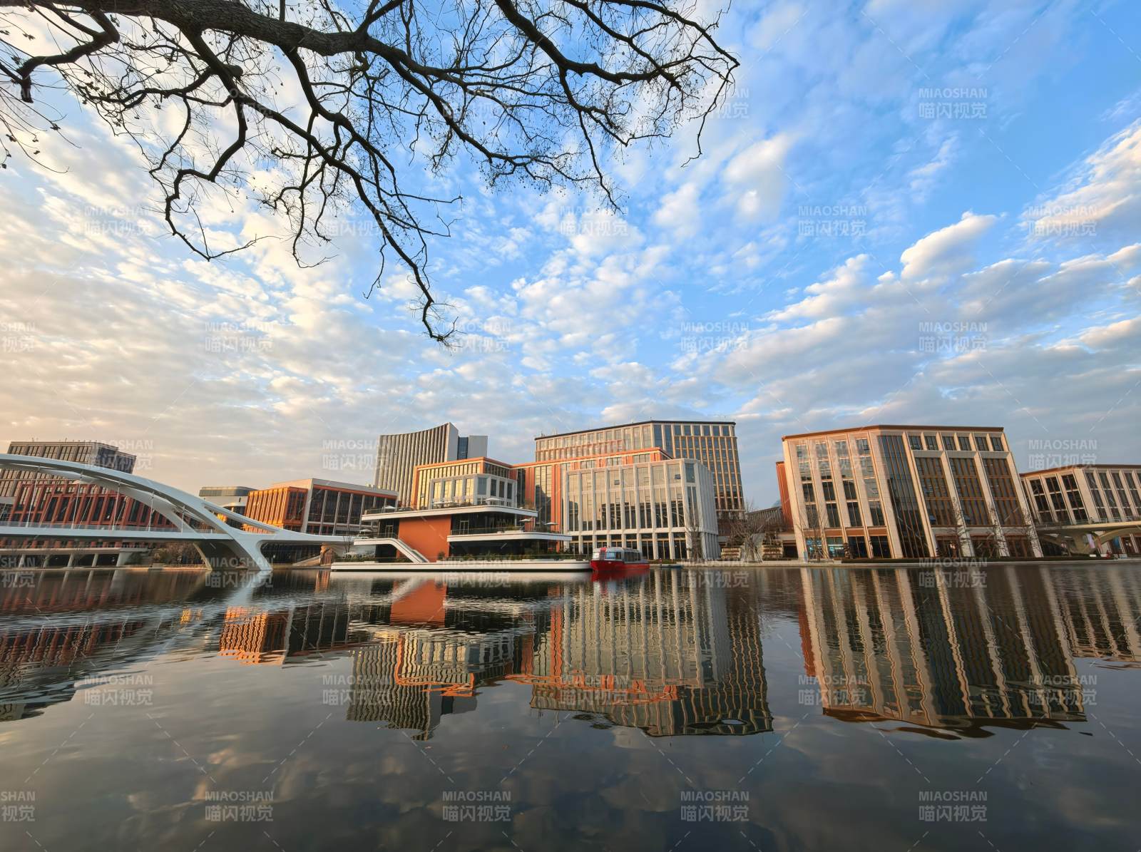 湖畔现代建筑群图片