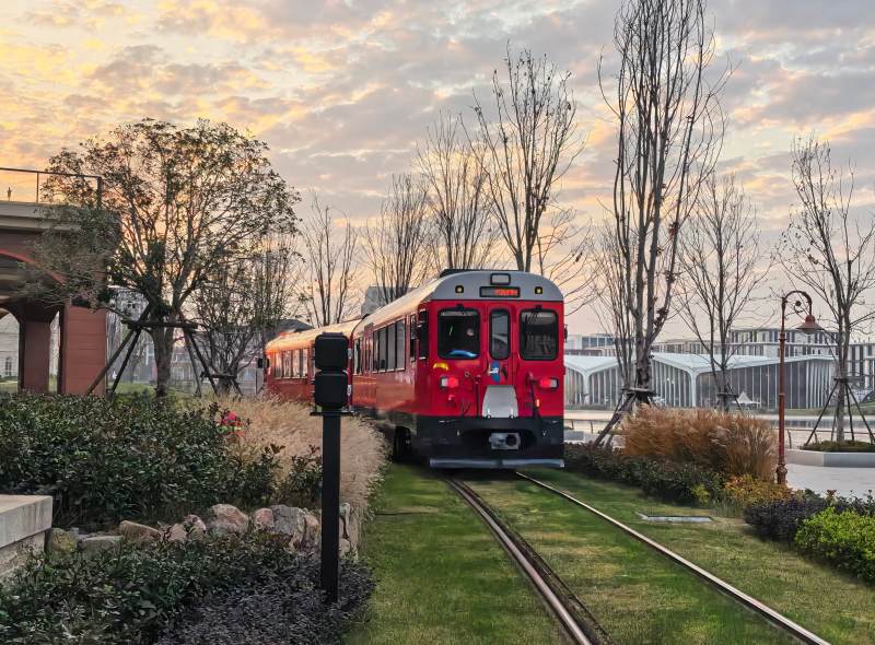 夕阳下的红色小火车图片