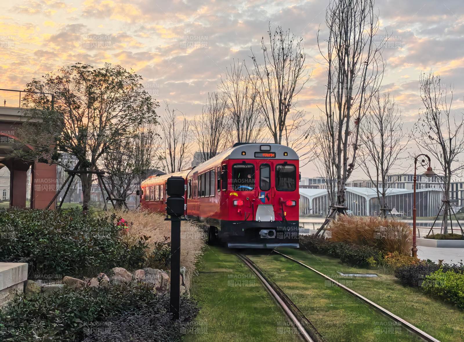 夕阳下的红色小火车图片