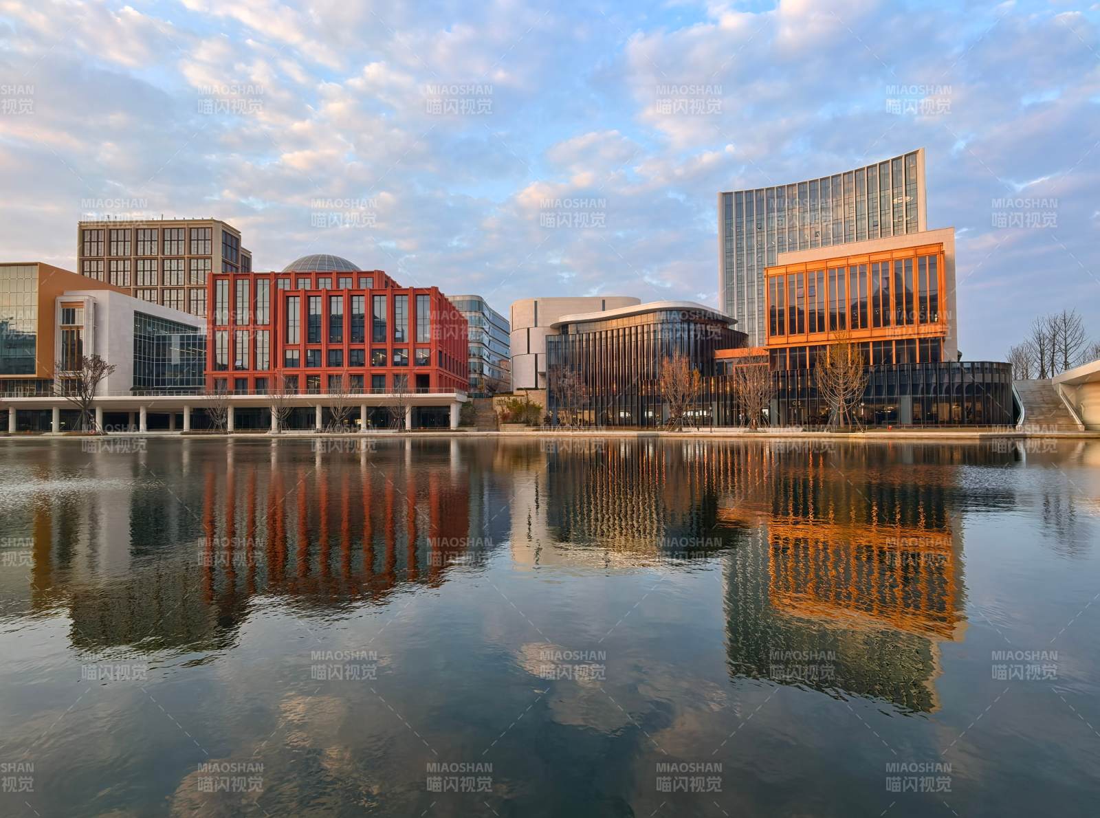 现代建筑湖景倒影图片