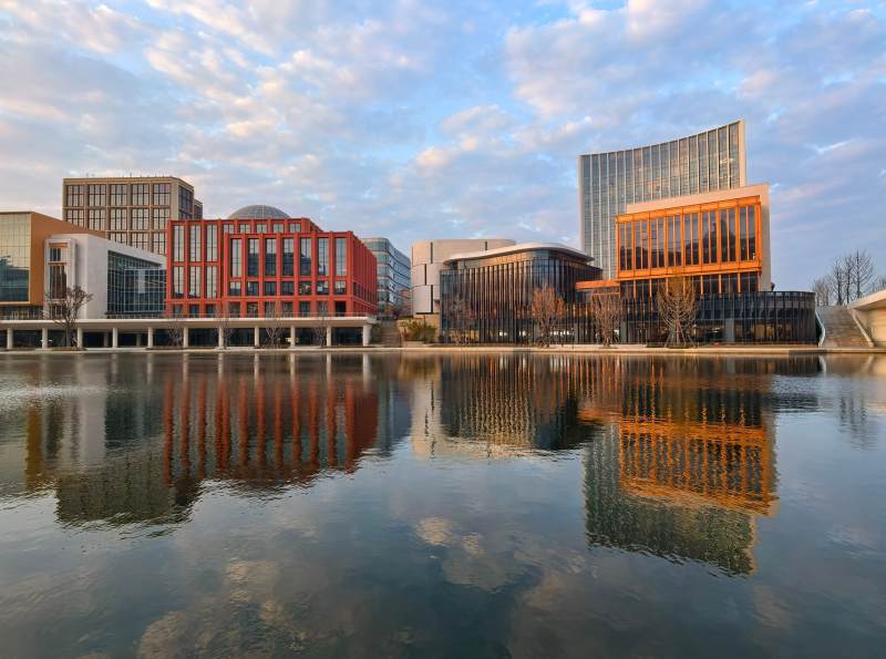 现代建筑湖景倒影图片