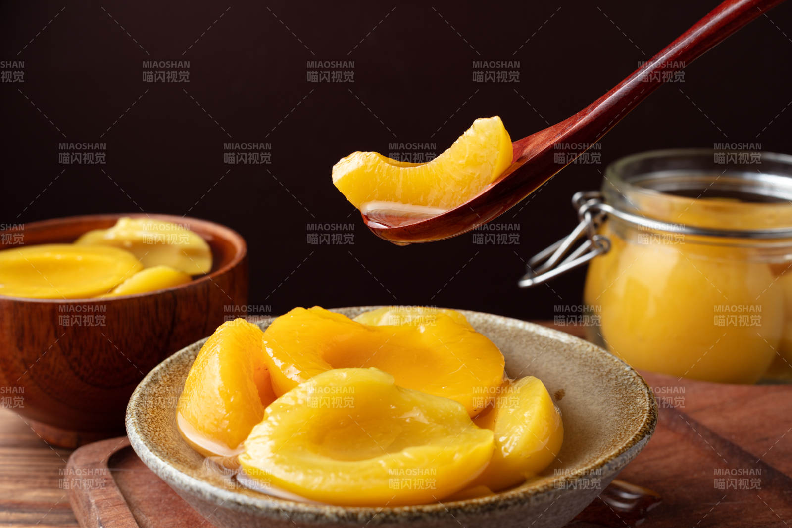 黄桃罐头图片