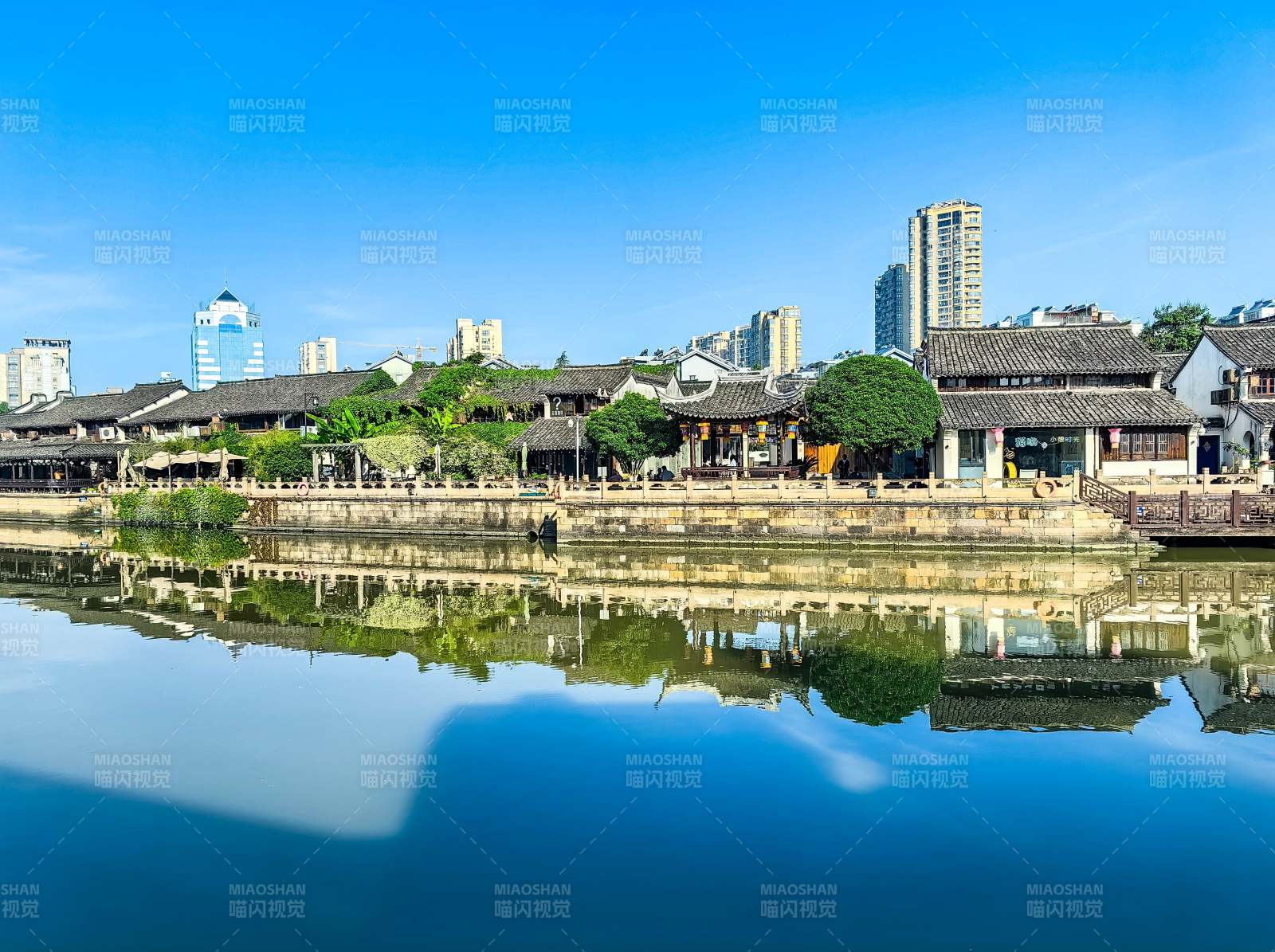 水乡古韵映蓝天图片