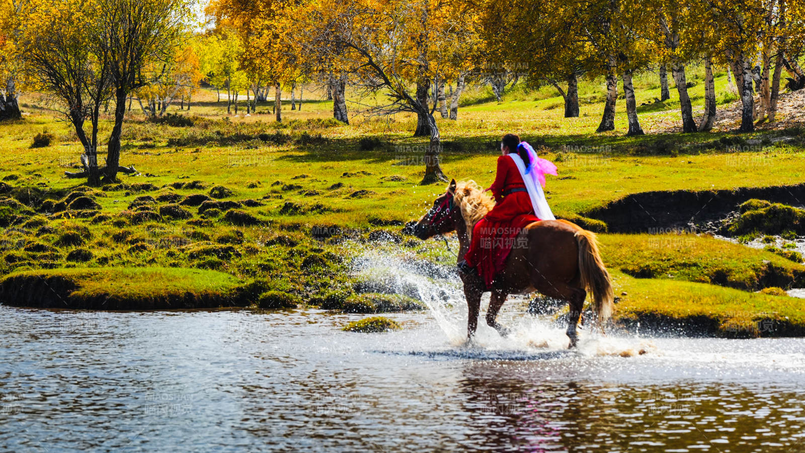 秋日骑马过溪流图片