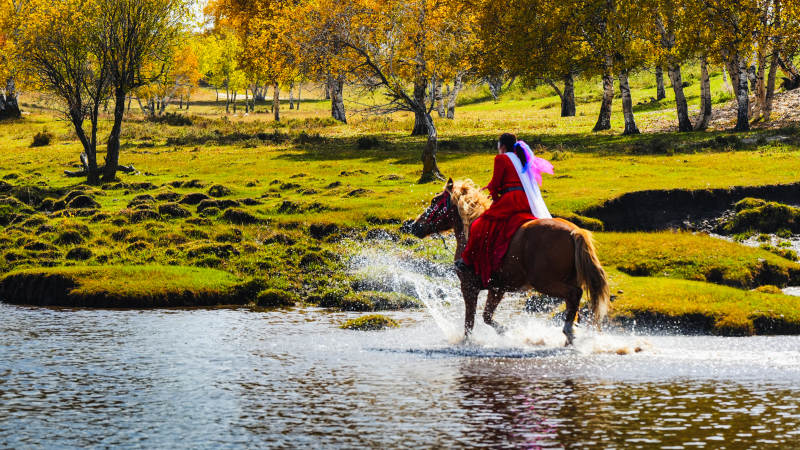 秋日骑马过溪流图片