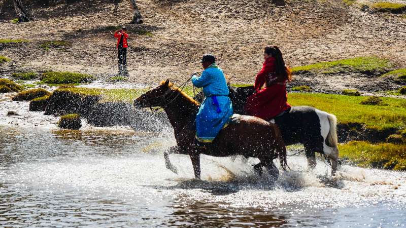 骑马涉水前行图片