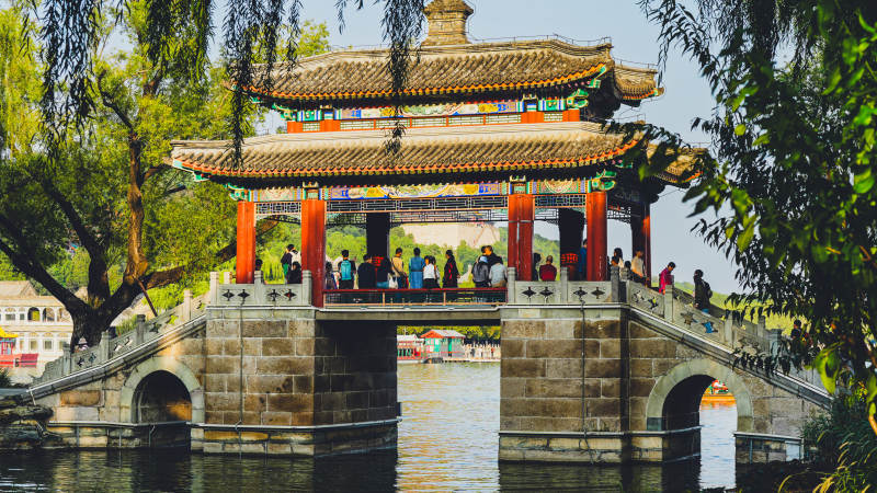 古桥亭台映碧水图片