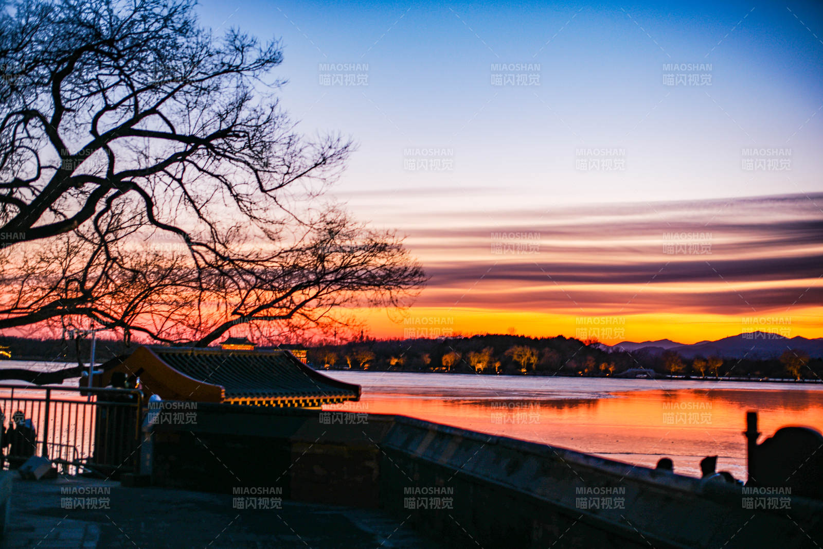 湖畔夕照美景图片