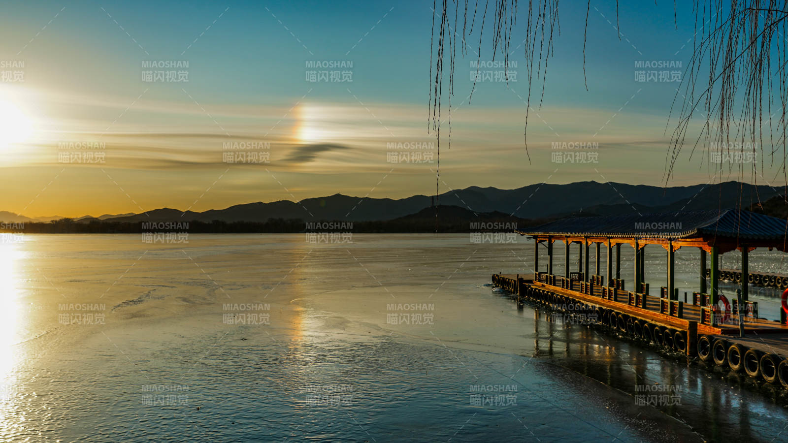 湖畔夕阳美景图片