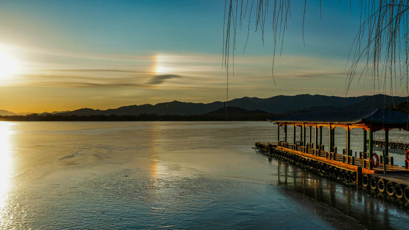 湖畔夕阳美景图片