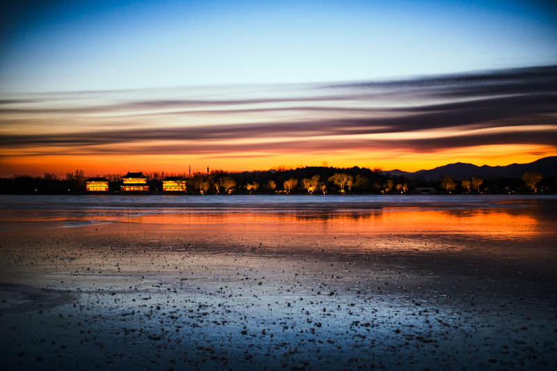 湖畔黄昏美景图片