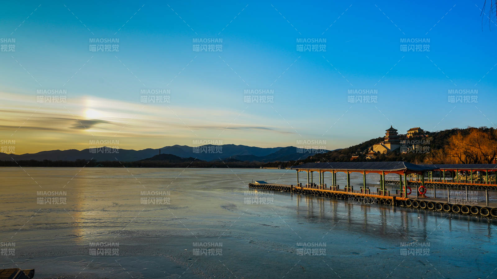 湖畔黄昏静谧景图片