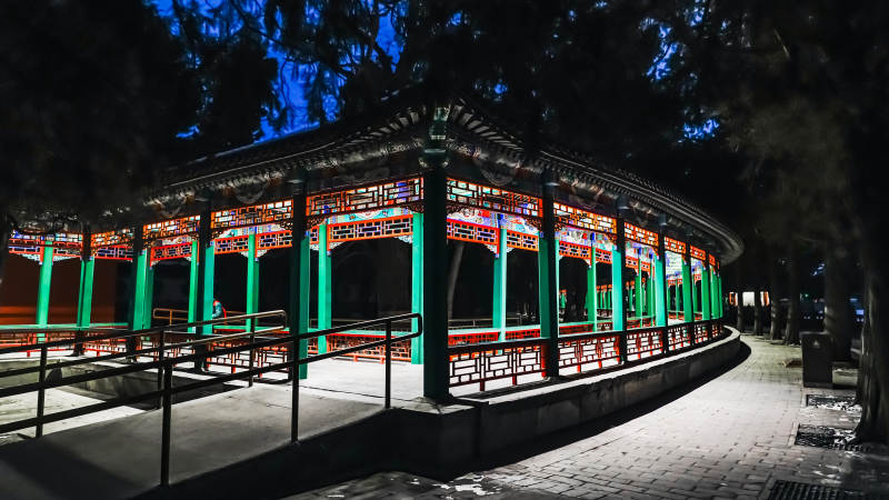 夜色中的古典长廊图片