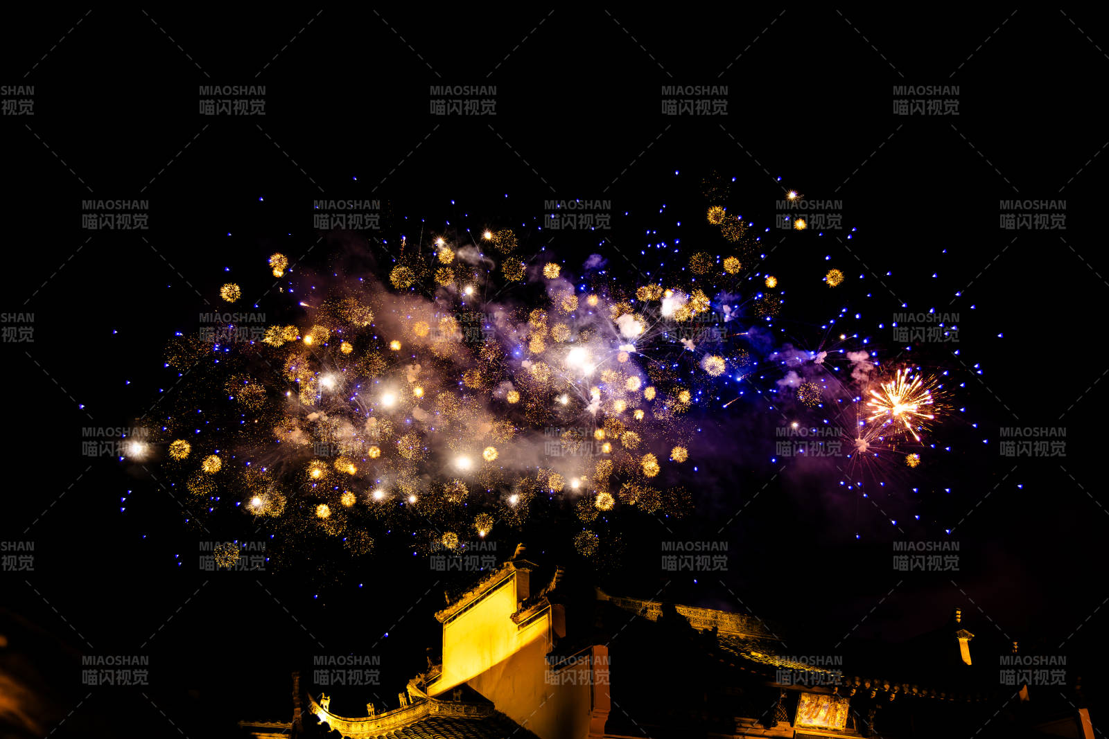 夜空烟花绽放图片