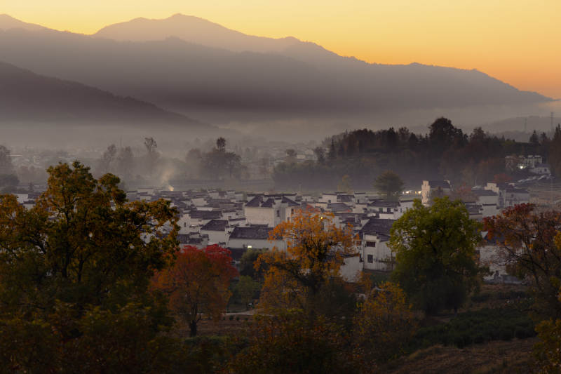 晨雾中的卢村秋景图片