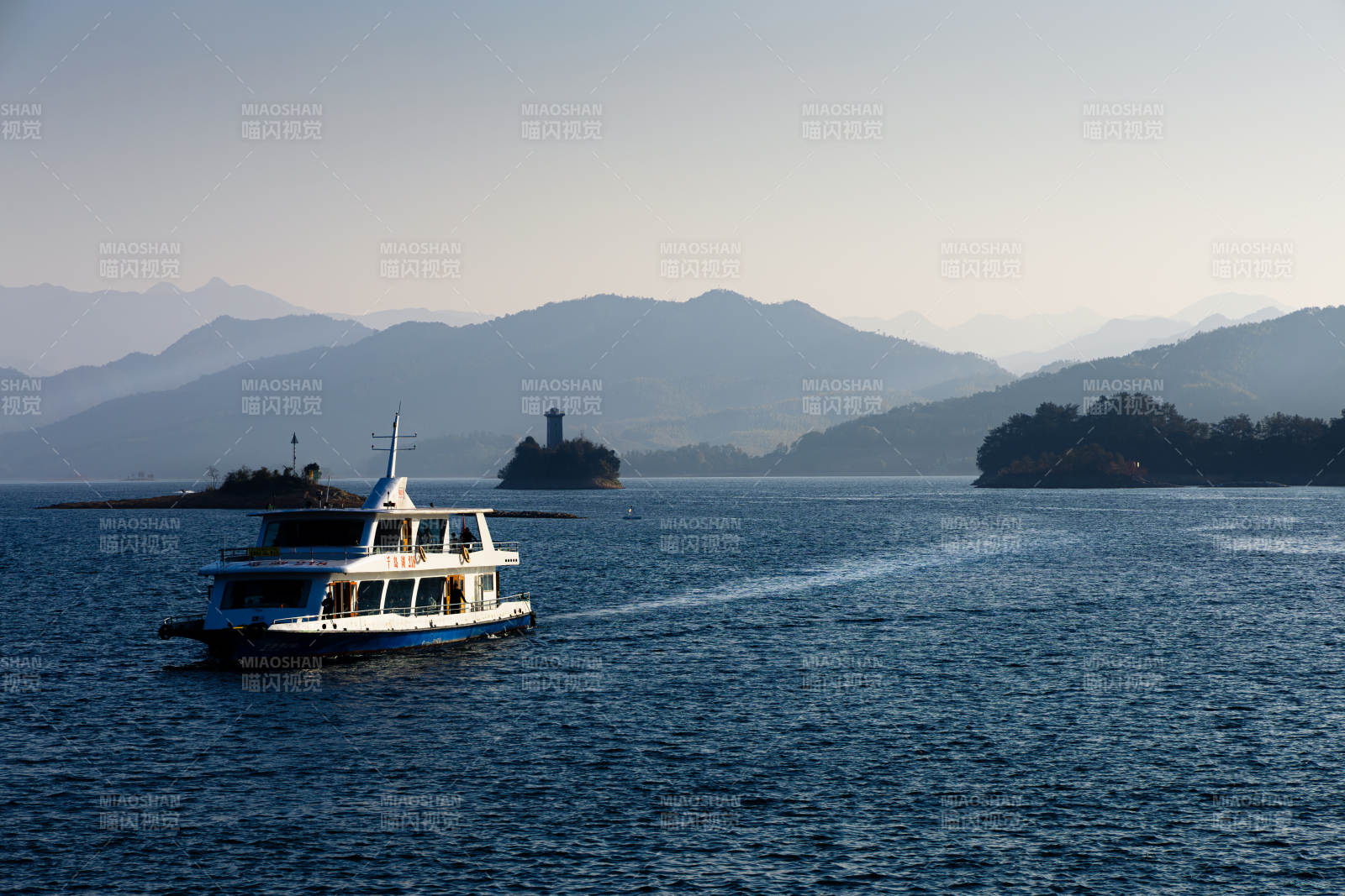 千岛湖湖上航船远山景图片