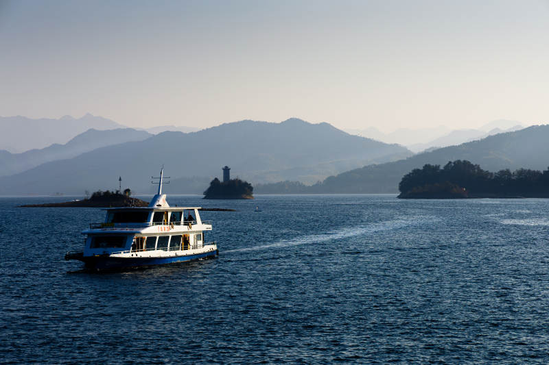 千岛湖湖上航船远山景图片