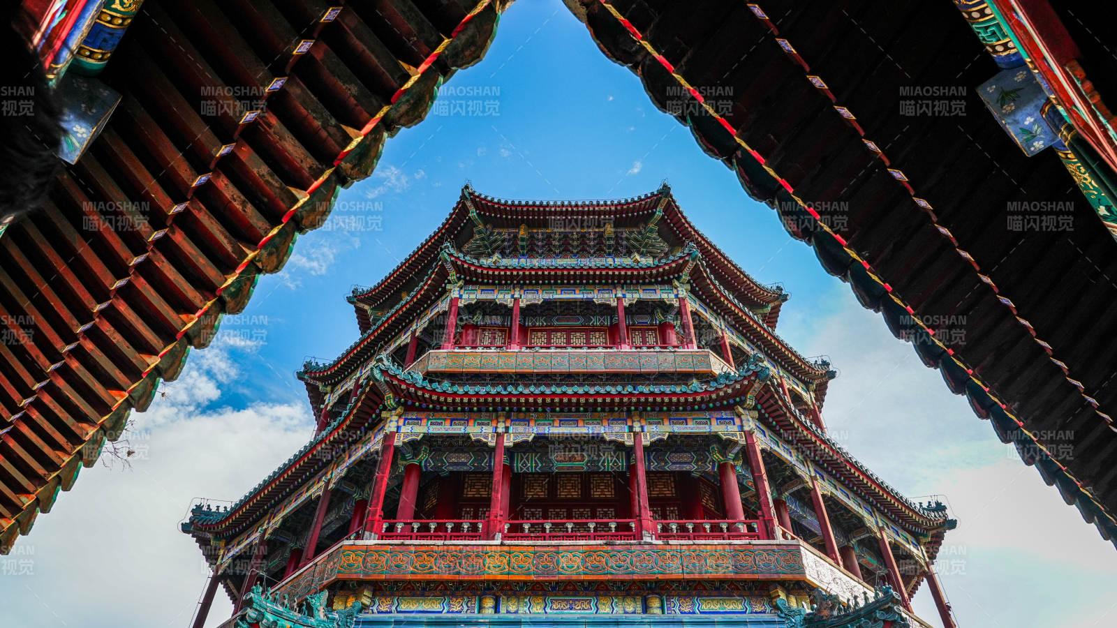 古塔飞檐映蓝天图片