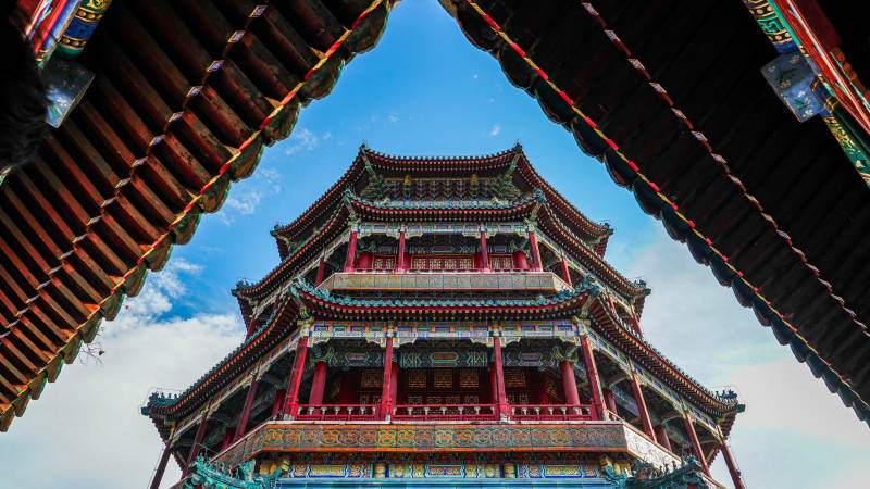 古塔飞檐映蓝天图片