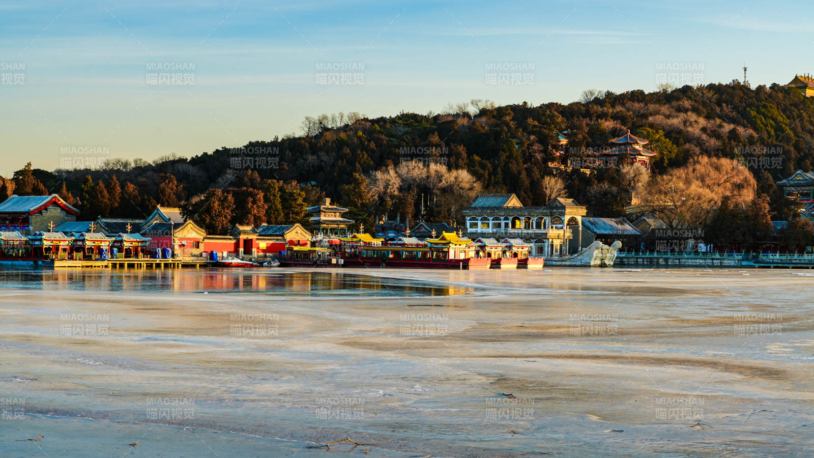 冬日湖畔风光图片