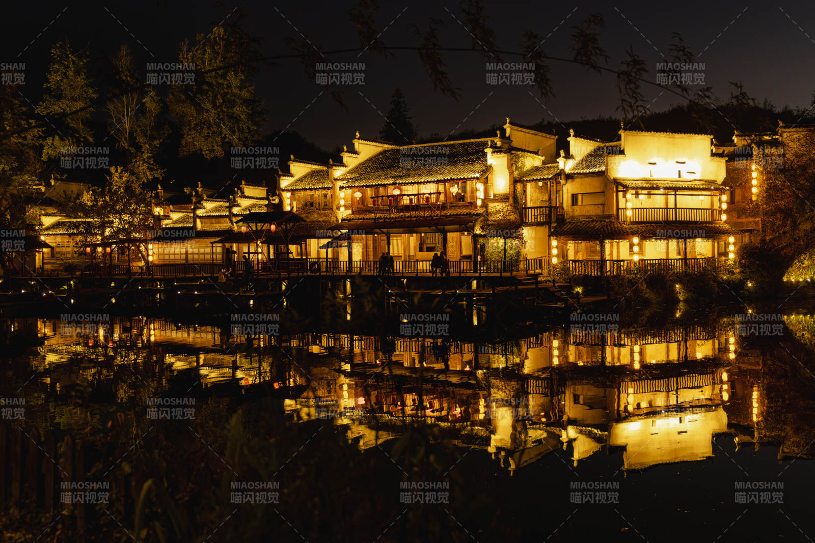 夜色中的秀丽水镇图片