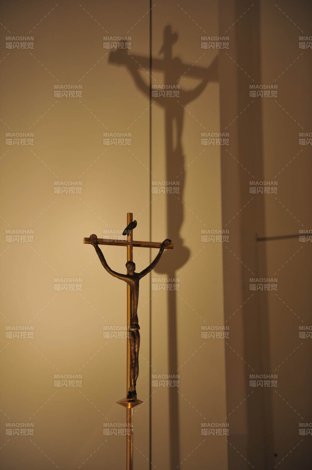 梵蒂冈十字架影图片