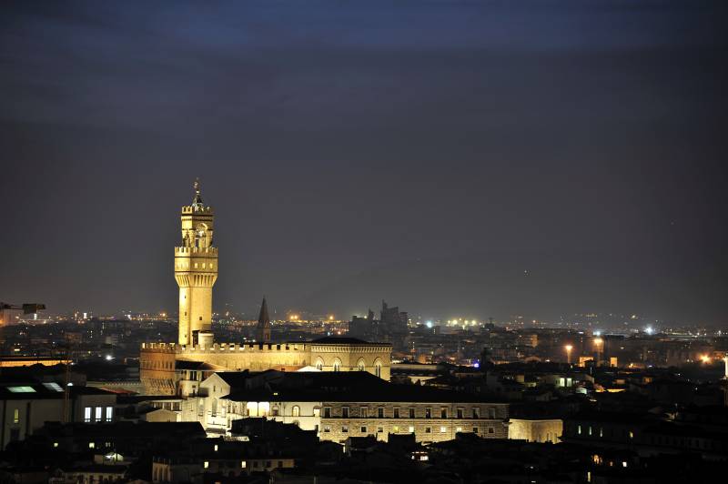 意大利夜幕下的城堡塔楼图片