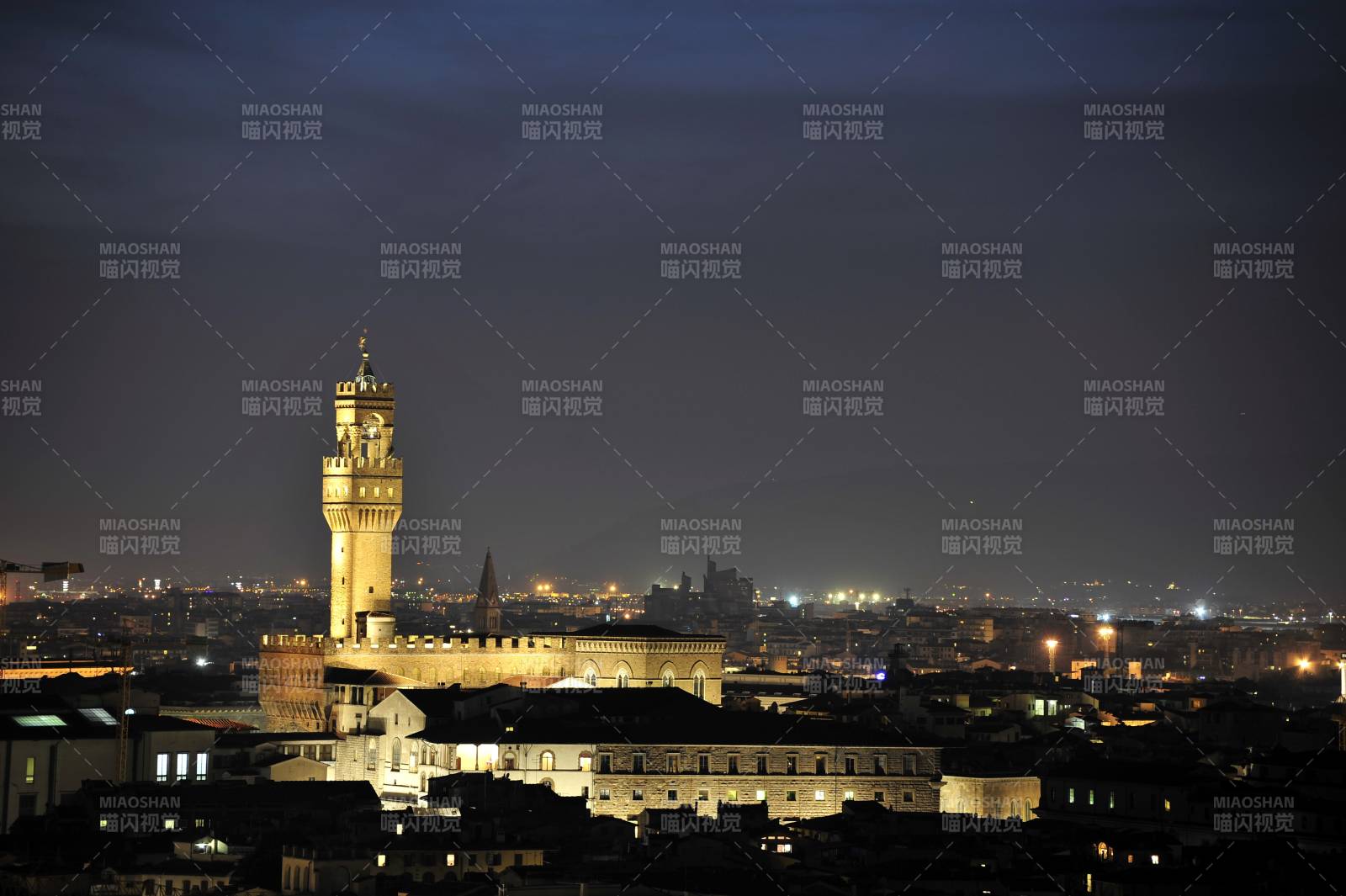 意大利夜幕下的城堡塔楼图片