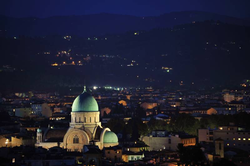 意大利夜幕下的城市教堂图片