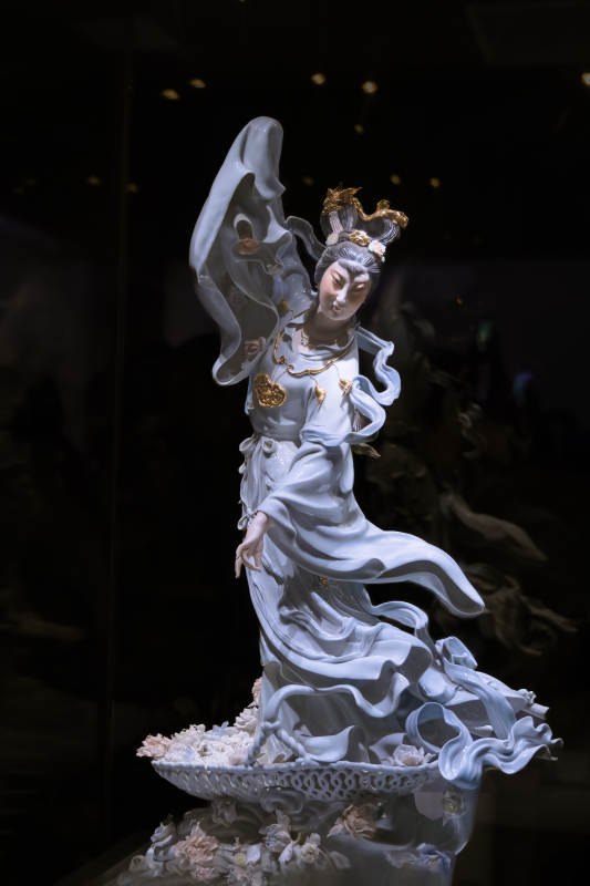 景德镇仙女飞天舞姿瓷雕图片